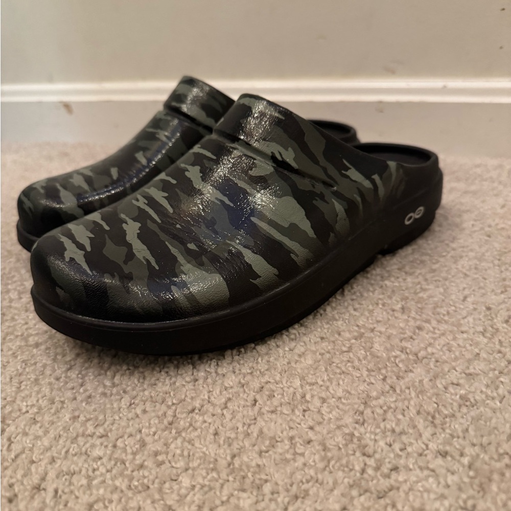 OOFOS Camouflage Mules